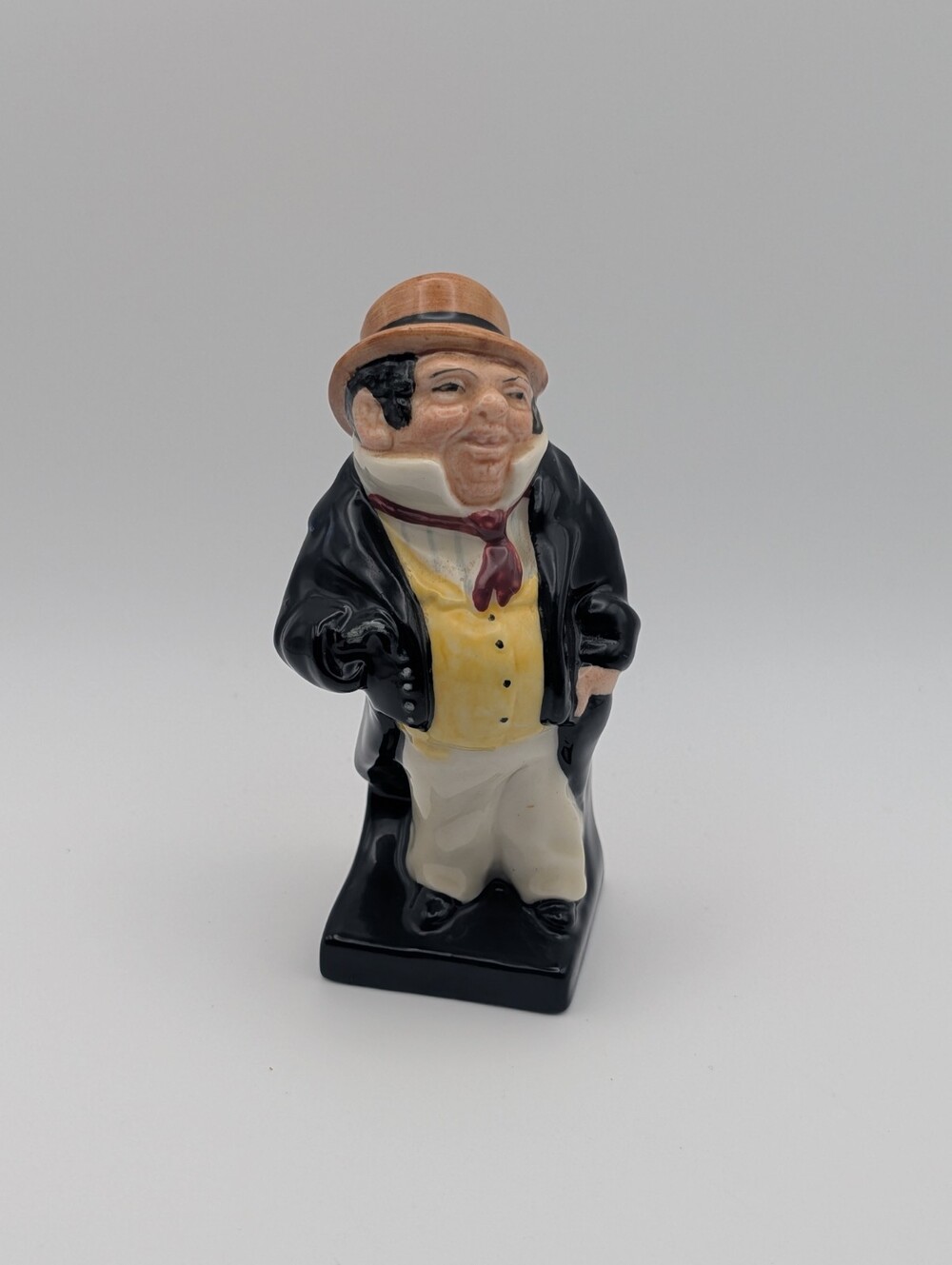 Vintage Royal Doulton "CAPTAIN CUTTLE" Charles Dickens Figurine